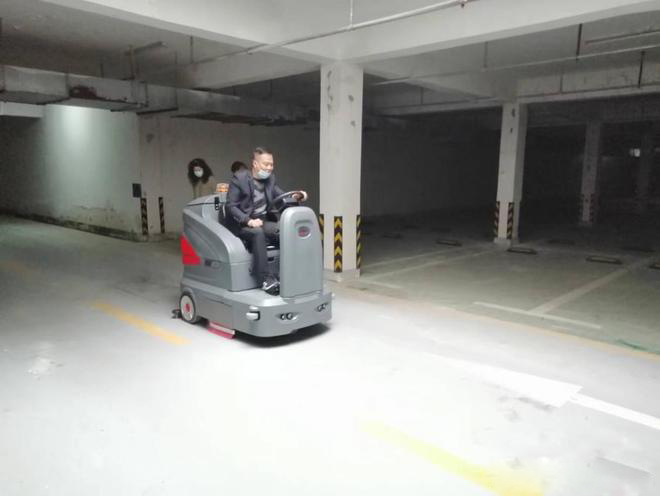 许昌小区物业保洁不用人力改用驾驶式洗地机了